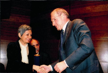 27 avril 1985 - Le Btonnier Bertrand FAVREAU, Prsident de l'IDHBB remet le premier Prix Ludovic-Trarieux  Zenani Mandela, tandis que son pre est emprisonn depuis vingt trois ans en Afrique du Sud.