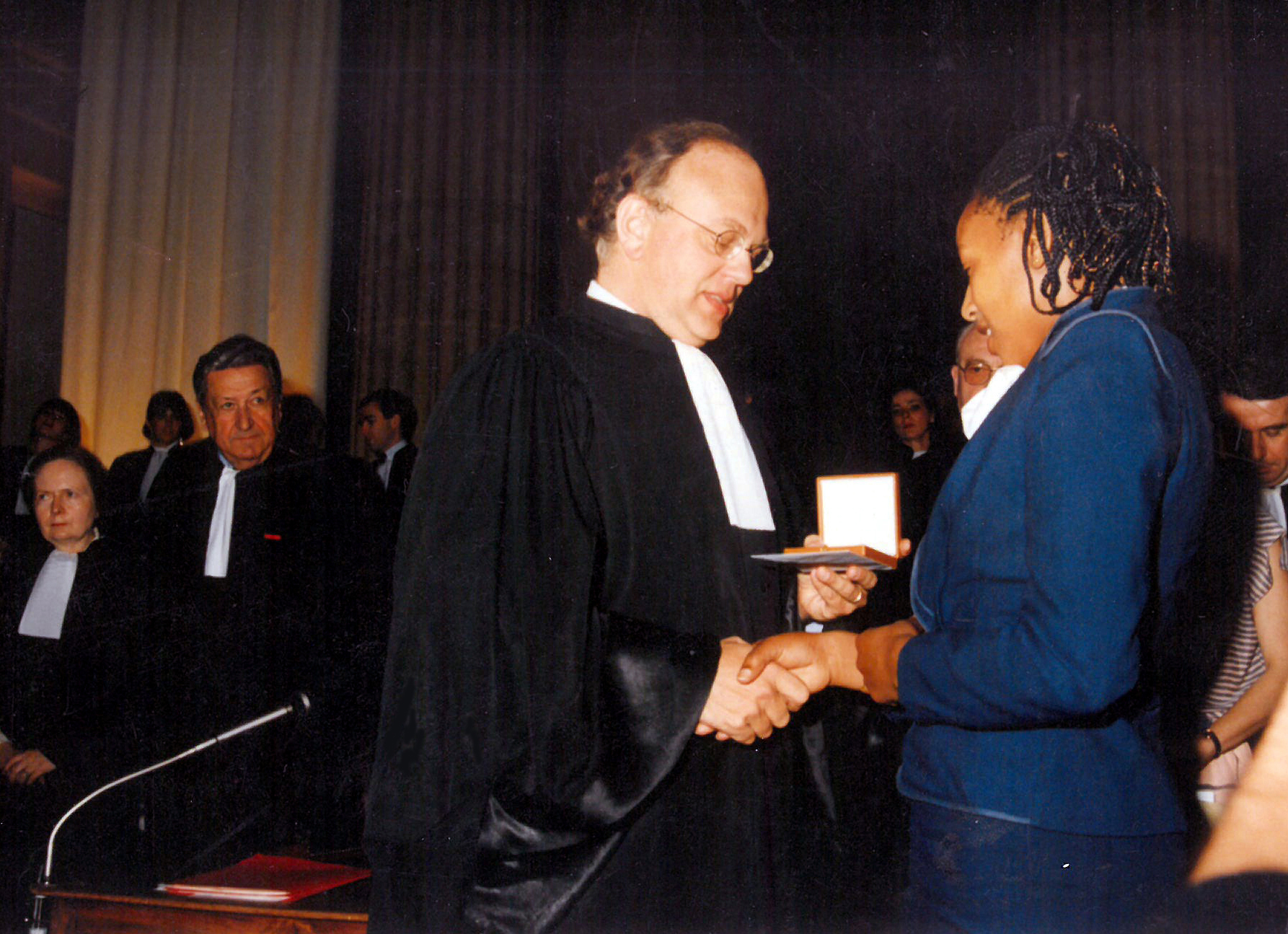 27 avril 1985 - Le Btonnier Bertrand FAVREAU, Prsident de l'IDHBB remet le premier Prix Ludovic-Trarieux  Zenani Mandela, tandis que son pre est emprisonn depuis vingt trois ans en Afrique du Sud.